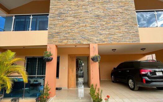 Amplia casa con patio en venta Santiago RD