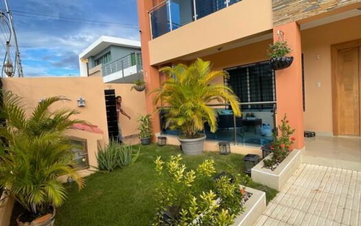 Amplia casa con patio en venta Santiago RD