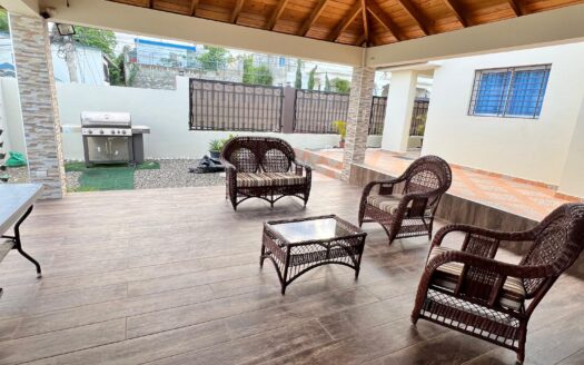 Amplia casa con patio en venta en Santiago de los Caballeros RD