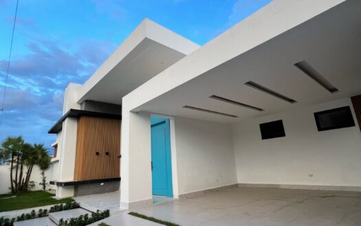 Venta de casa moderna con patio en la Ciudad de Santiago