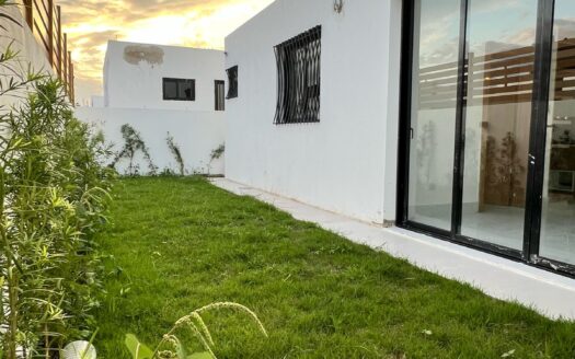 Venta de casa moderna con patio en la Ciudad de Santiago