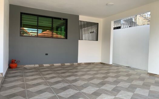 Venta de casa con patio en Valle Verde, Santiago, RD