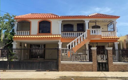 Se vende casa 2 niveles, Los Prados, Santiago, RD
