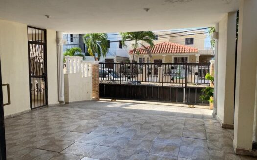 Se vende casa 2 niveles, Los Prados, Santiago, RD