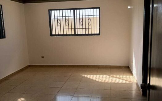 Venta amplia casa dos niveles en Santiago – Los Prados