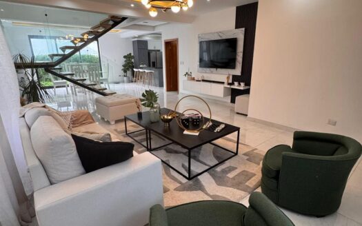 Casa en venta con terraza y patio en Santiago – Llanos de Gurabo