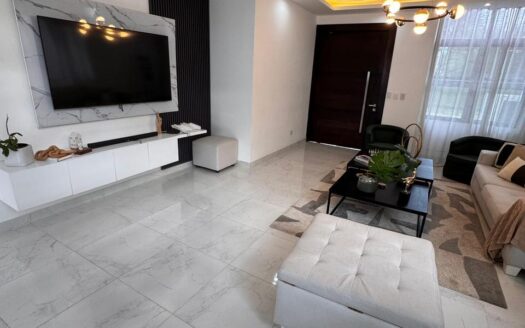 Casa en venta con terraza y patio en Santiago – Llanos de Gurabo