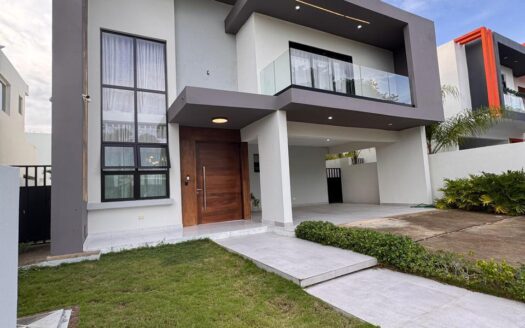 Casa en venta con terraza y patio en Santiago – Gurabo