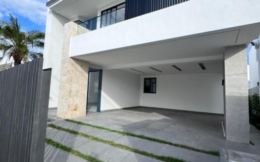 Casa en planos en santiago – con piscina y patio –  Llanos de Gurabo