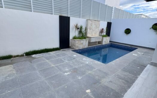 Casa en planos en santiago – con piscina y patio –  Llanos de Gurabo