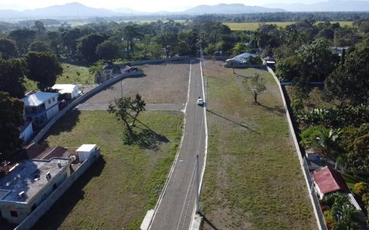 SOLARES EN HERMOSO PROYECTO DE BONAO