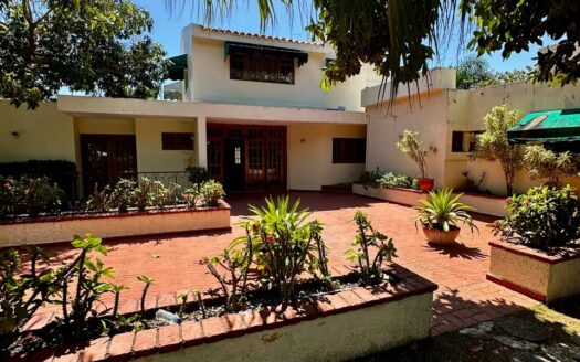 CASA AMPLIA DE VENTA EN LOS RIOS SANTO DOMINGO
