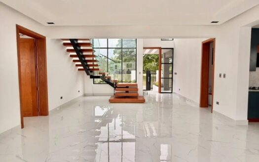 Casa luxury de dos niveles en Santiago – amplio patio