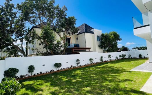 Casa moderna con patio en Santiago – Llanos De Gurabo – Exclusivo sector