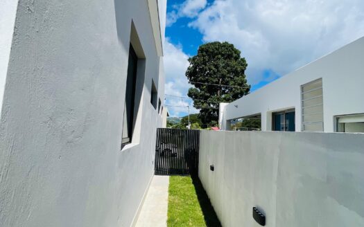 Casa moderna con patio en Santiago – Llanos De Gurabo – Exclusivo sector