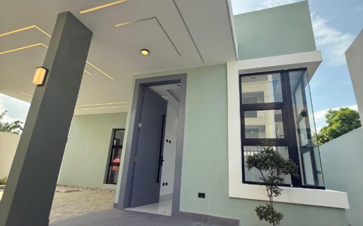 Venta de casa nueva y moderna, Santiago-Jardines del Rey