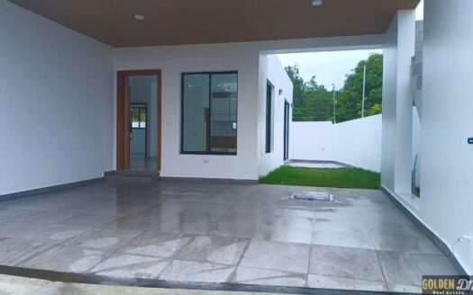Venta de casa moderna con patio en Santiago – Corona Plaza
