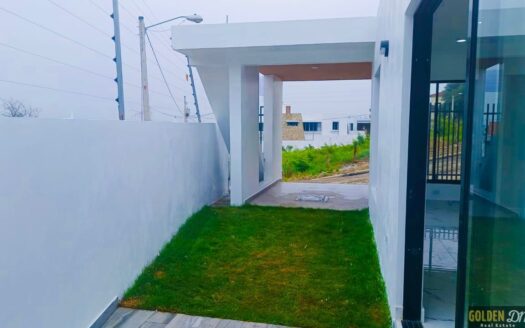Venta de casa moderna con patio en Santiago – Corona Plaza