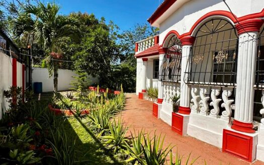 CASA DE DOS NIVELES CON PISCINA EN BONAO