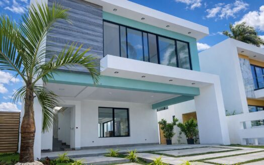 Moderna casa con patio en venta Santiago, RD