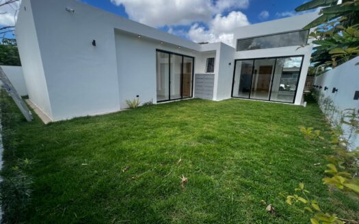 Moderna casa en venta en Santiago Gurabo – con patio