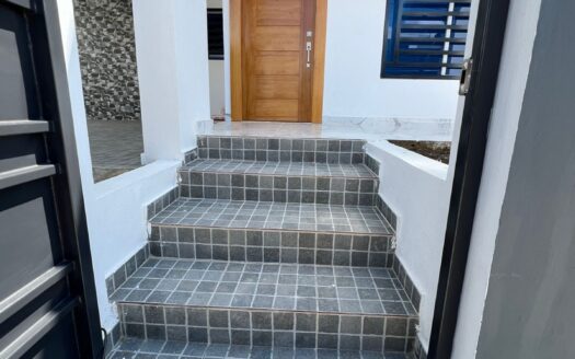 Moderna casa económica en Santiago-Urb Don Jaime