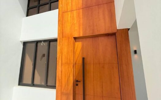 Casa de dos niveles nueva – con piscina – Santiago RD