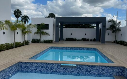 Casa con piscina en renta prox. Aeropuerto de Santiago, RD