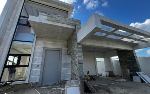 Venta de casa amplia y con patio en Gurabo