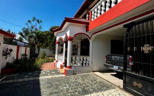 Casa de dos niveles con patio en venta, Bonao, RD