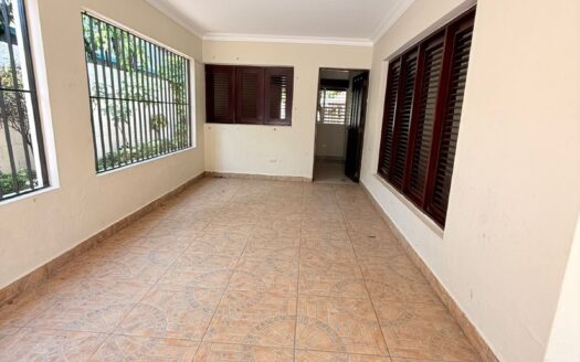Venta de casa amplia y con patio en Gurabo, Santiago