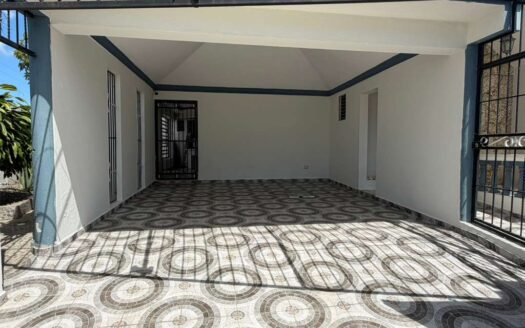 Venta de casa amplia y con patio en Las Colinas, Santiago