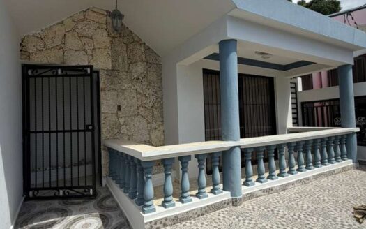Venta de casa amplia y con patio en Las Colinas, Santiago