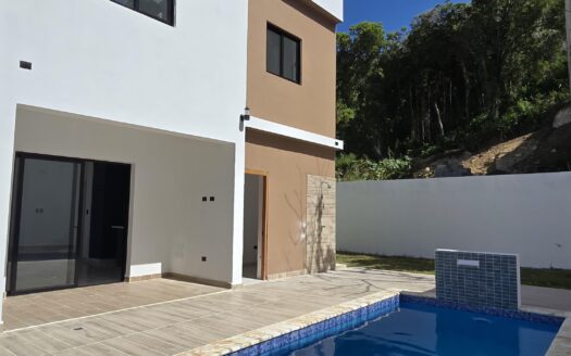 Venta de casa moderna en San Felipe de Puerto Plata, RD