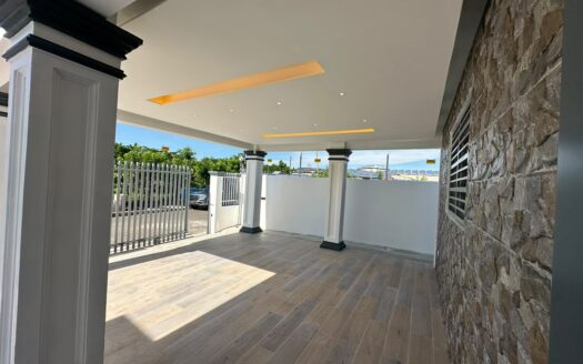 Venta de casa elegante y con patio en Tamboril Hills, Santiago