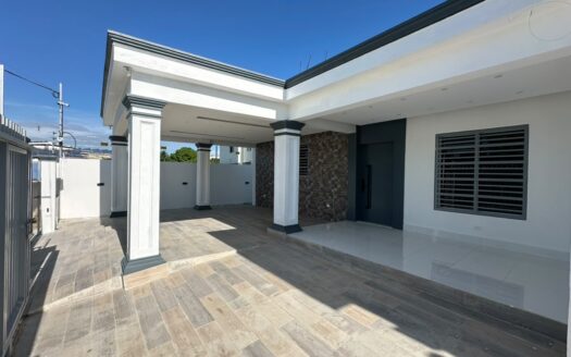 Venta de casa elegante y con patio en Tamboril Hills, Santiago