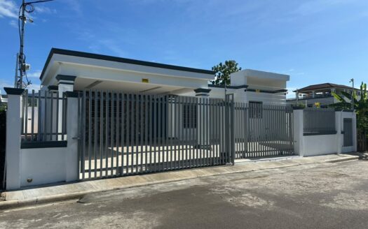 Venta de casa elegante y con patio en Tamboril Hills, Santiago