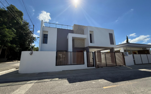 Venta de casa- dos niveles- Valle Verde, Santiago