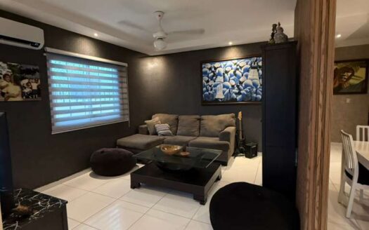 Venta de casa amplia con piscina en Gurabo-Santiago