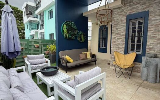 Venta de casa amplia con piscina en Gurabo-Santiago